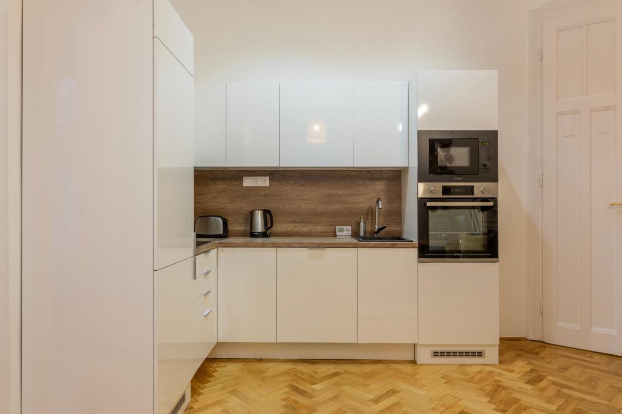 Glamorous Modern In The Hearth Of * Boedapest
