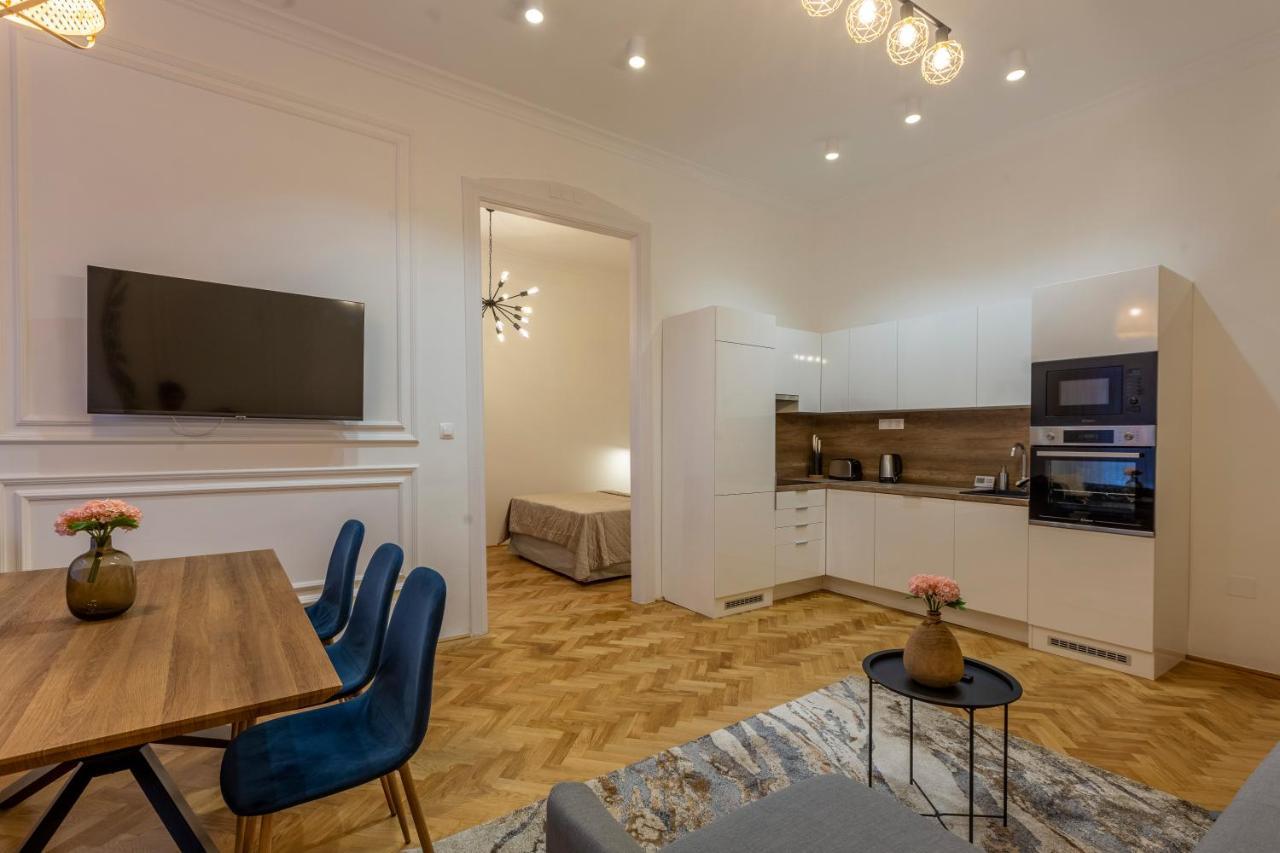 Glamorous Modern In The Hearth Of Apartmán *