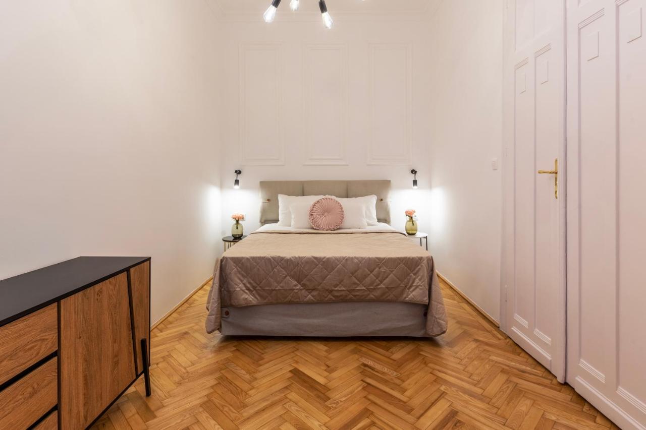 Glamorous Modern In The Hearth Of Apartmán